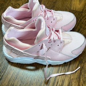 Girls Nike Air Hurache.  Little Kids Size 3, like new.  Only worn 2 times.